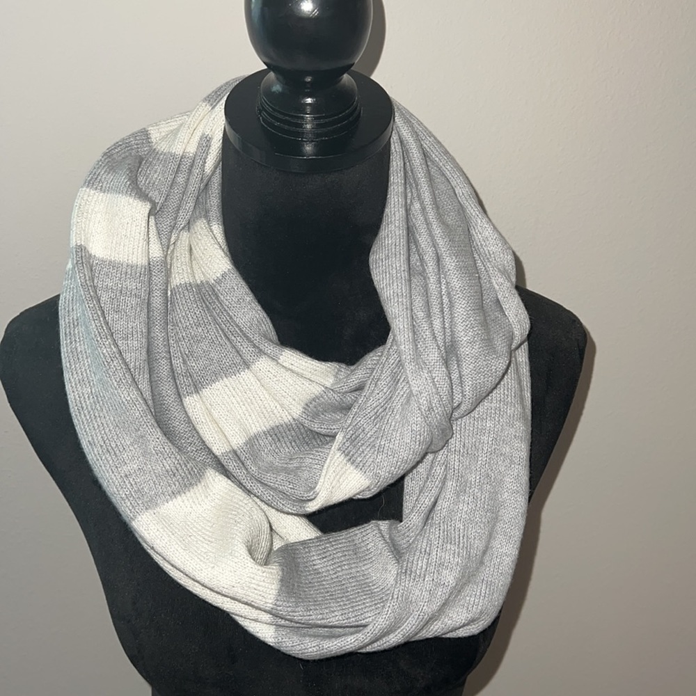 American Eagle Outfitters 🦅 one size‎ ivory gray metallic infinity soft scarf